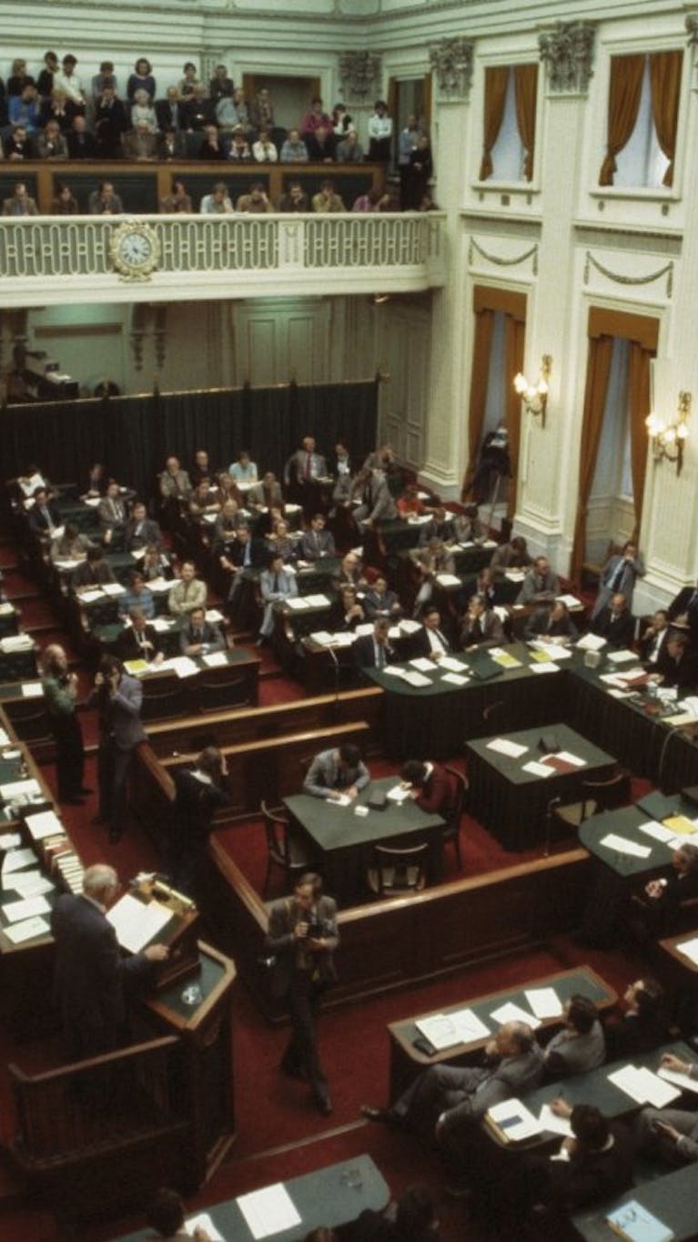 De oude vergaderzaal van de Tweede Kamer. In de praktijk kan een rechtsstaat alleen goed functioneren met democratisch toezicht.