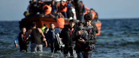 Vluchtelingen en migranten komen aan op het Griekse eiland Lesbos na het oversteken van de Egeïsche Zee vanuit Turkije op 7 november 2015.