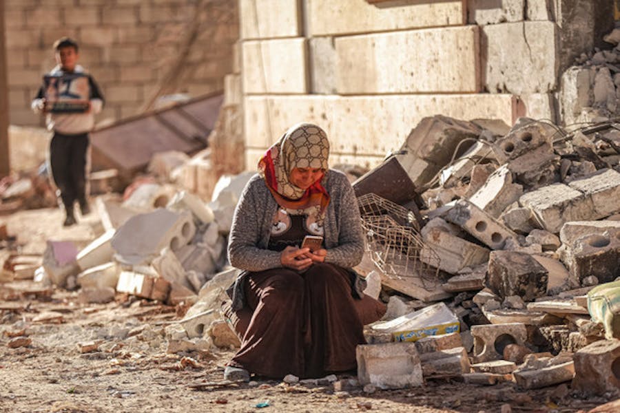 De Syrische regering en de door Turkije gesteunde gewapende oppositiegroeperingen belemmeren humanitaire hulp voor de regio Aleppo die zwaar is getroffen door de aardbevingen in februari 2023.
