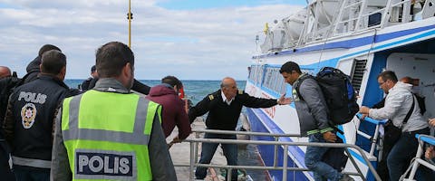 Een groep migranten die zijn weggestuurd van Lesbos, komt aan in Turkije. April 2016.