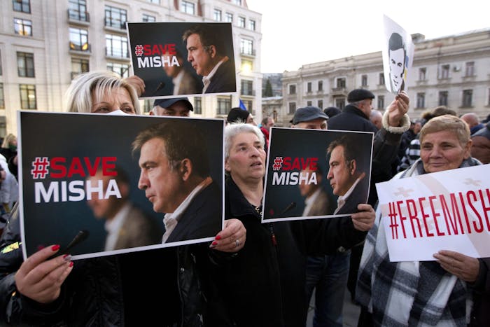 Meerdere aanhangers van de voormalige Georgische president Mikheil Saakashvili hebben zich verzameld voor het regeringsgebouw in Tbilisi, Georgië, op woensdag 4 januari 2023. Ze houden posters vast waarin ze oproepen voor de vrijlating van Saakashvili.