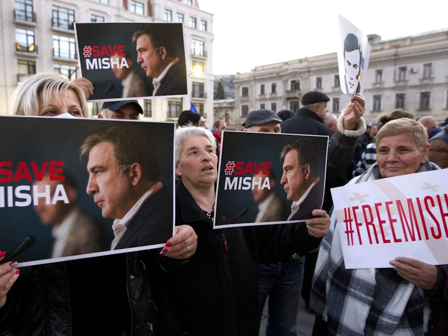 Meerdere aanhangers van de voormalige Georgische president Mikheil Saakashvili hebben zich verzameld voor het regeringsgebouw in Tbilisi, Georgië, op woensdag 4 januari 2023. Ze houden posters vast waarin ze oproepen voor de vrijlating van Saakashvili.