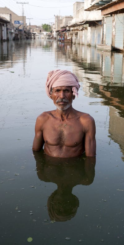 Ahmed staat in het centrum van het door overstromingen volledig ondergelopen stadje Khairpur Nathan Shah, Pakistan. Overstromingen veroorzaakten enorme economische schade en infrastructuurschade. Meer dan 20 miljoen mensen zijn getroffen en ongeveer 1,8 miljoen huizen zijn verwoest. Meer dan zeven miljoen mensen hebben dringend onderdak nodig.