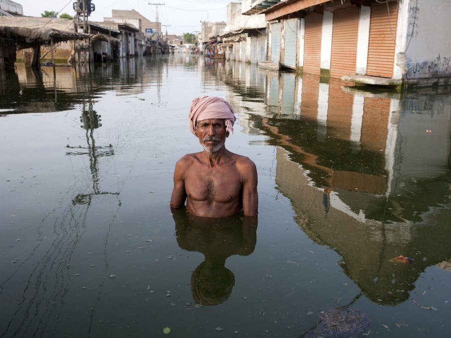 Ahmed staat in het centrum van het door overstromingen volledig ondergelopen stadje Khairpur Nathan Shah, Pakistan. Overstromingen veroorzaakten enorme economische schade en infrastructuurschade. Meer dan 20 miljoen mensen zijn getroffen en ongeveer 1,8 miljoen huizen zijn verwoest. Meer dan zeven miljoen mensen hebben dringend onderdak nodig.