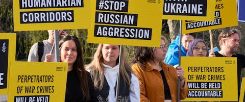 Protest bij de Russische ambassade in Den haag tegen de Russische inval van Oekraïne