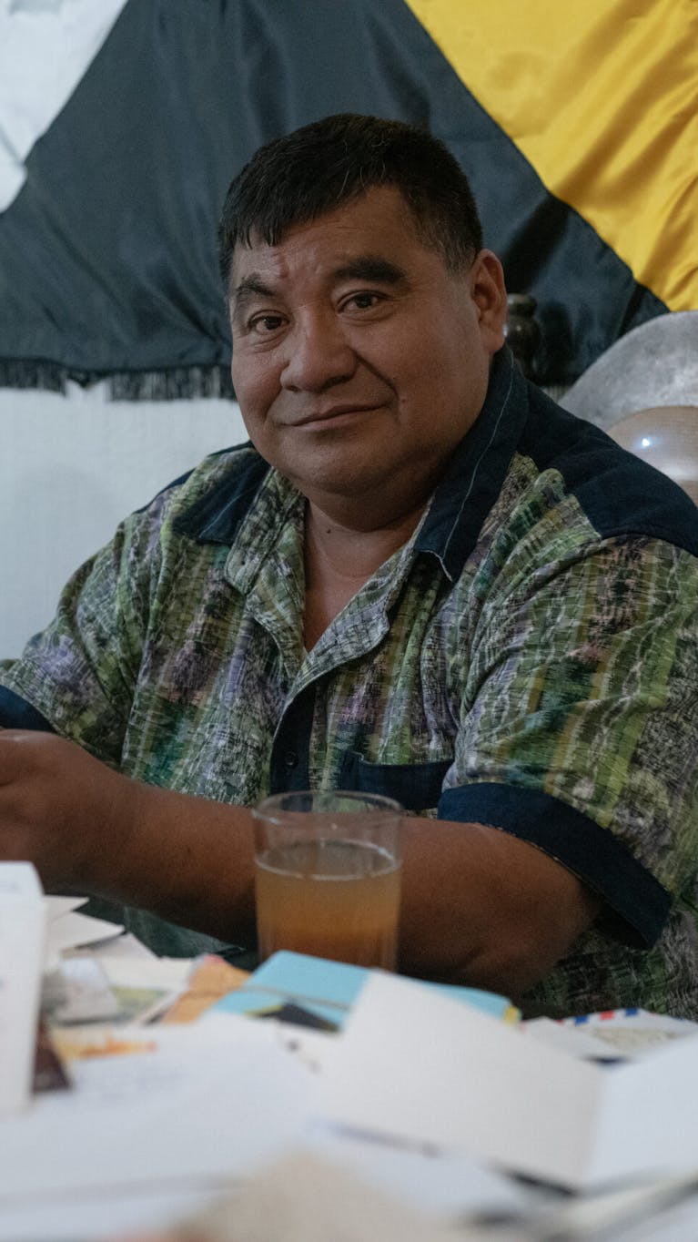 Bernardo Caal Xol leest brieven die zijn verzonden via Amnesty International's Write for Rights-campagne. Bijna een half miljoen brieven zijn verstuurd met een verzoek om zijn vrijlating uit de gevangenis.