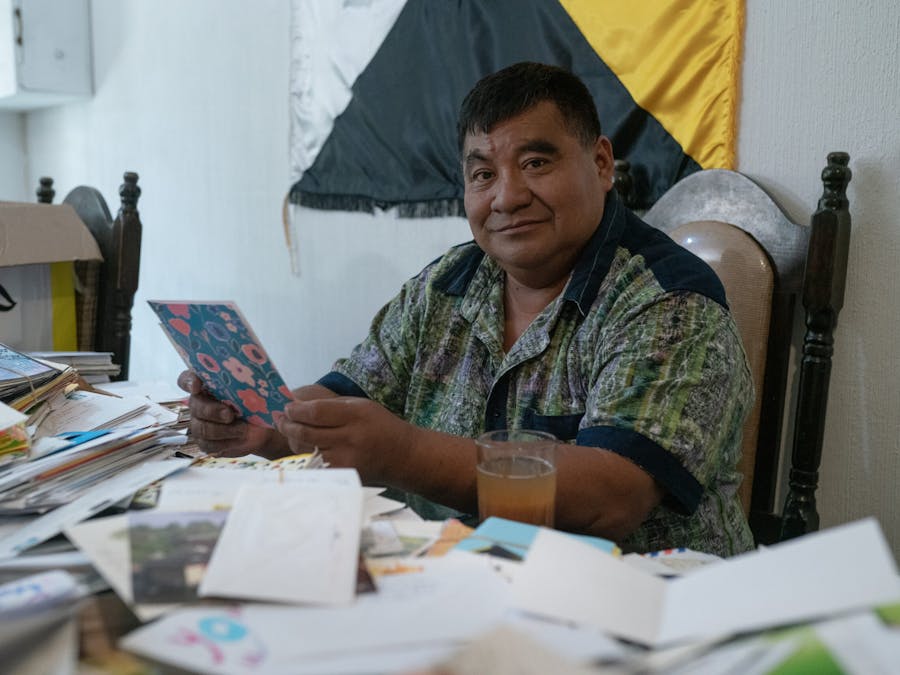 Bernardo Caal Xol leest brieven die zijn verzonden via Amnesty International's Write for Rights-campagne. Bijna een half miljoen brieven zijn verstuurd met een verzoek om zijn vrijlating uit de gevangenis.