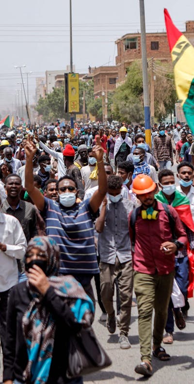 In Sudan woedt sinds 15 april 2023 een strijd tussen twee rivaliserende groepen: het Sudanese regeringsleger en een onafhankelijke paramilitaire strijdmacht.