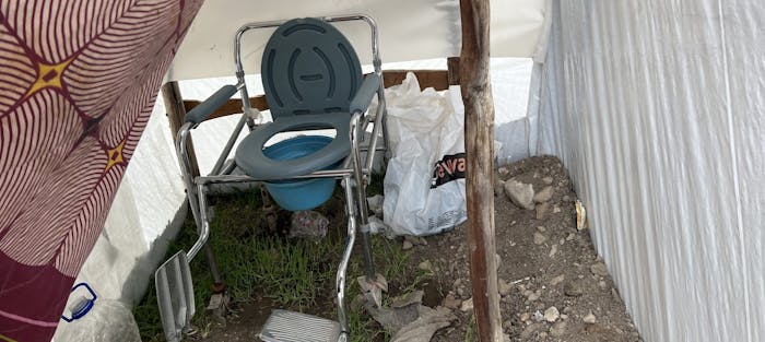 Toilet-stoel in een opvangkamp voor overlevenden van de aardbevingen in Turkije, Kahramanmaras, maart 2023