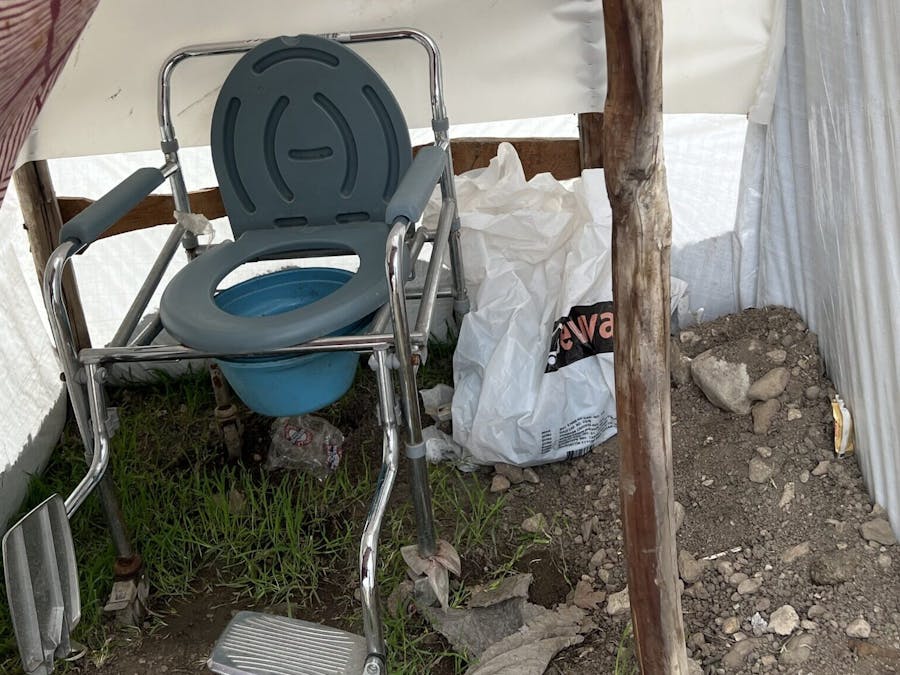 Toilet-stoel in een opvangkamp voor overlevenden van de aardbevingen in Turkije, Kahramanmaras, maart 2023