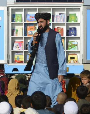 Wesa geeft les in zijn mobile school