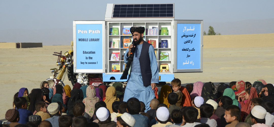 Wesa geeft les in zijn mobiele school