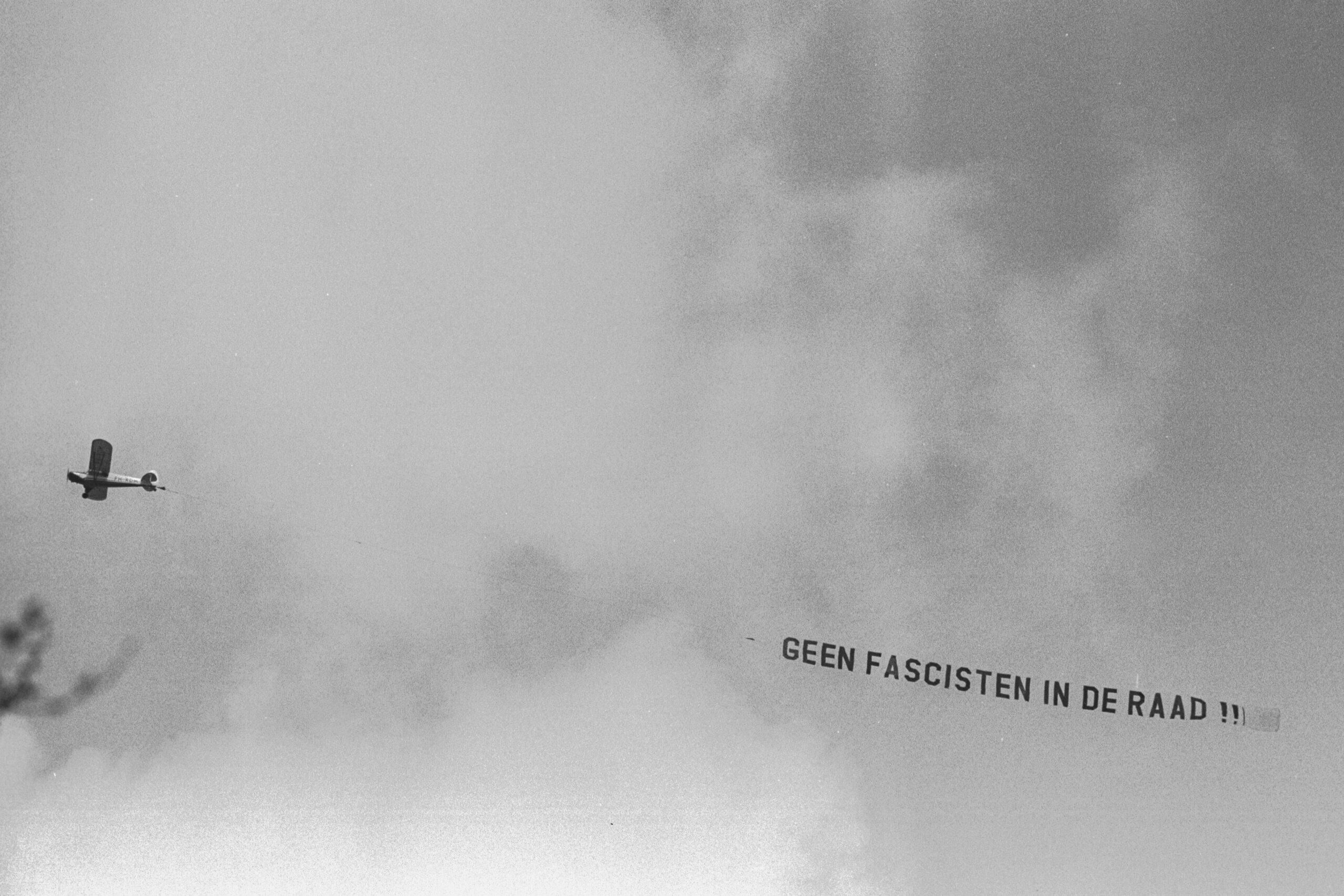 Amsterdam, 1986: protest tegen de installatie van een raadslid voor de Centrumpartij.