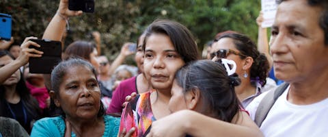 Imelda Cortez verlaat de rechtbank nadat ze is vrijgesproken van poging tot moord met verzwarende omstandigheden op grond van de abortuswet van het land, in Usulutan, El Salvador.