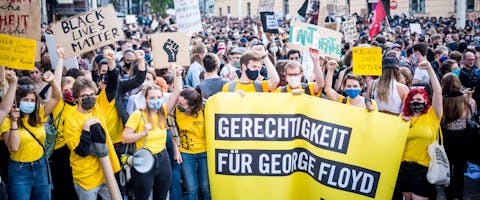 Ongeveer 50.000 mensen namen deel aan een antiracismedemonstratie in Wenen op donderdag 4 juli 2020. Activisten van Amnesty International Oostenrijk eisten gerechtigheid voor George Floyd die werd vermoord door politieagenten in Minneapolis, VS.