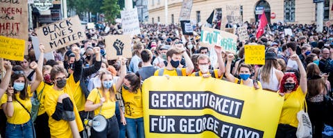 Ongeveer 50.000 mensen namen deel aan een antiracismedemonstratie in Wenen op donderdag 4 juli 2020. Activisten van Amnesty International Oostenrijk eisten gerechtigheid voor George Floyd die werd vermoord door politieagenten in Minneapolis, VS.