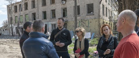 Een delegatie van Amnesty International, geleid door de secretaris-generaal van de organisatie Agnès Callamard, bezoekt woongebouwen die zijn verwoest door het Russische bombardement, Borodyanka, Oekraïne, 2 mei 2022.