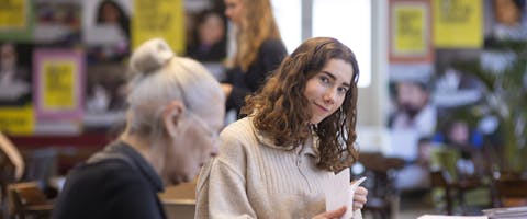 Write for Rights evenement Amsterdam 2022, brieven tellen. Elk jaar in december, ter gelegenheid van de Internationale Dag van de Mensenrechten, nemen honderdduizenden mensen over de hele wereld deel aan 's werelds grootste mensenrechtenevenement: Write for Rights.
