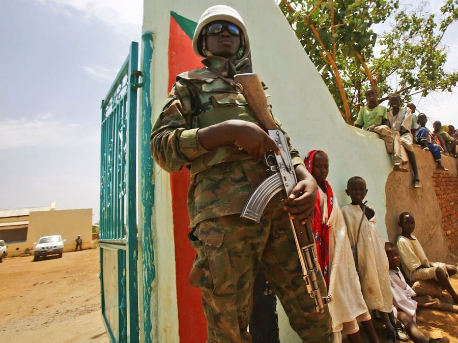 VN-vredessoldaat houdt de wacht tijdens onrusten Sudan