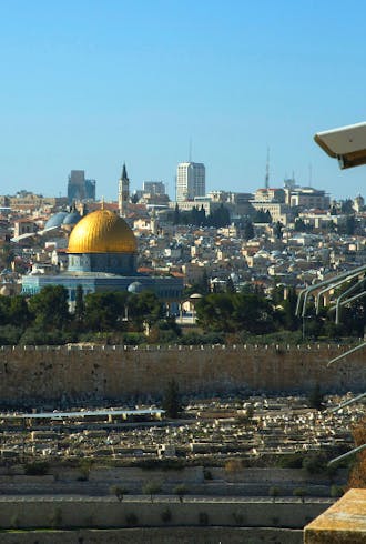 Camera's kijken uit over Jerusalem en worden ingezet voor discriminatie van Palestijnse bewoners.