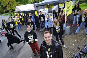 Vrijwilligers van Amnesty International hebben in het Valkenbergpark in de binnenstad van breda een tentoonstelling gemaakt met verklaringen van slachtoffers van verkrachtingen. Ze spreken voorbijgangers aan en vragen ze door de geimproviseerde tentoonstelling in de tent te lopen om de verkalringen te lezen en eventueel hun eign ervaring toe te voegen. Met de actie en onder de leuze 