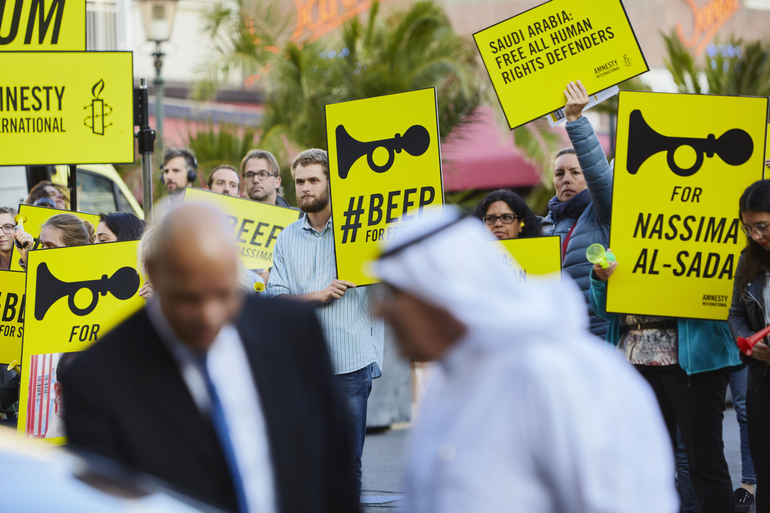 Op donderdag 4 oktober demonstreert Amnesty International vanaf 17:30 uur bij het Kurhaus in Scheveningen voor de vrijlating van vrouwenrechtenactivisten in Saudi­Arabië. In het Kurhaus viert de ambassade van Saudi­Arabië op dat moment de nationale Saudische feestdag.Amnesty vraagt de gasten (ambassadeurs, vertegenwoordigers van bedrijven en anderen) die bij het feestje aankomen om te toeteren voor de vrijlating van zes vrouwenrechtenactivisten. Ook zullen Amnesty­activisten voor het Kurhaus duidelijk van zich laten horen.Drie prominente mensenrechtenverdedigers, Loujain al­Hathloul, Iman al­Nafjan en Aziza al­ Yousef, zitten sinds 15 mei 2018 gevangen. Zij werden opgepakt een maand voordat het autorijverbod voor vrouwen in Saudi­Arabië werd opgeheven. Jarenlang hadden zij tegen dat verbod geprotesteerd en de Saudische kroonprins Mohammad bin Salman wil niet dat de wereld het idee krijgt dat hij gezwicht is voor hun eisen. De vrouwen zitten al meer dan vier maanden zonder aanklacht en zonder rechtsbijstand vast. Nederland en andere landen zwijgen al maanden over de arrestaties.In totaal zijn sinds mei acht vrouwen en vier mannen die opkomen voor de rechten van vrouwen gevangengezet. Ze kunnen tot 20 jaar gevangenisstraf krijgen. De meesten van hen voerden jarenlang actie tegen het rijverbod en tegen het onderdrukkende systeem dat een vrouw een mannelijke voogd moet hebben die onder meer toestemming moet geven als een vrouw wil reizen, studeren of werken.Kroonprins is geen hervormerKroonprins Mohammad bin Salman presenteert zich als ‘hervormer’ en heeft een internationale pr­campagne opgezet om dit te benadrukken. Het beeld dat hij schetst staat echter in schril contrast met de Saudische realiteit, waarin de onderdrukking alleen maar toeneemt van iedereen die er een andere mening op nahoudt.Amnesty International roept de autoriteiten van Saudi­Arabië op alle gewetensgevangenen onmiddellijk en onvoorwaardelijk vrij