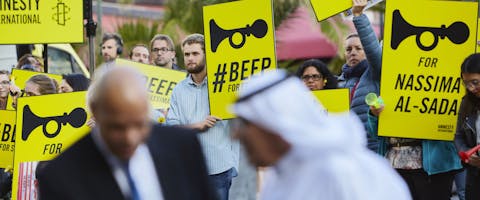 Op donderdag 4 oktober demonstreert Amnesty International vanaf 17:30 uur bij het Kurhaus in Scheveningen voor de vrijlating van vrouwenrechtenactivisten in SaudiArabië. In het Kurhaus viert de ambassade van SaudiArabië op dat moment de nationale Saudische feestdag.Amnesty vraagt de gasten (ambassadeurs, vertegenwoordigers van bedrijven en anderen) die bij het feestje aankomen om te toeteren voor de vrijlating van zes vrouwenrechtenactivisten. Ook zullen Amnestyactivisten voor het Kurhaus duidelijk van zich laten horen.Drie prominente mensenrechtenverdedigers, Loujain alHathloul, Iman alNafjan en Aziza al Yousef, zitten sinds 15 mei 2018 gevangen. Zij werden opgepakt een maand voordat het autorijverbod voor vrouwen in SaudiArabië werd opgeheven. Jarenlang hadden zij tegen dat verbod geprotesteerd en de Saudische kroonprins Mohammad bin Salman wil niet dat de wereld het idee krijgt dat hij gezwicht is voor hun eisen. De vrouwen zitten al meer dan vier maanden zonder aanklacht en zonder rechtsbijstand vast. Nederland en andere landen zwijgen al maanden over de arrestaties.In totaal zijn sinds mei acht vrouwen en vier mannen die opkomen voor de rechten van vrouwen gevangengezet. Ze kunnen tot 20 jaar gevangenisstraf krijgen. De meesten van hen voerden jarenlang actie tegen het rijverbod en tegen het onderdrukkende systeem dat een vrouw een mannelijke voogd moet hebben die onder meer toestemming moet geven als een vrouw wil reizen, studeren of werken.Kroonprins is geen hervormerKroonprins Mohammad bin Salman presenteert zich als ‘hervormer’ en heeft een internationale prcampagne opgezet om dit te benadrukken. Het beeld dat hij schetst staat echter in schril contrast met de Saudische realiteit, waarin de onderdrukking alleen maar toeneemt van iedereen die er een andere mening op nahoudt.Amnesty International roept de autoriteiten van SaudiArabië op alle gewetensgevangenen onmiddellijk en onvoorwaardelijk vrij