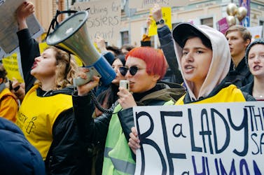Woman's March in Kiev op 8 maart 2020, er waren meer dan 3000 deelnemers. De belangrijkste eis van de deelnemers was de ratificatie van het Verdrag van Istanbul en de bestrijding van huiselijk geweld. De politie zorgde voor een goede beveiliging van de rally.