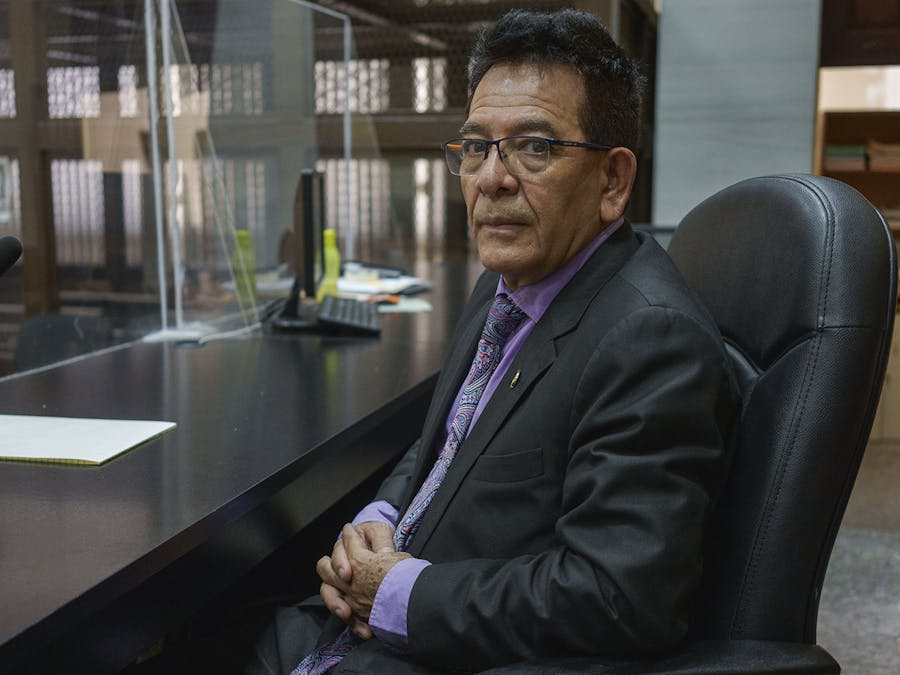 Rechter Miguel Ángel Gálvez berechtte in mei vorig jaar negen mensen voor de marteling en executie van 183 mensen tijdens de burgeroorlog in Guatemala.