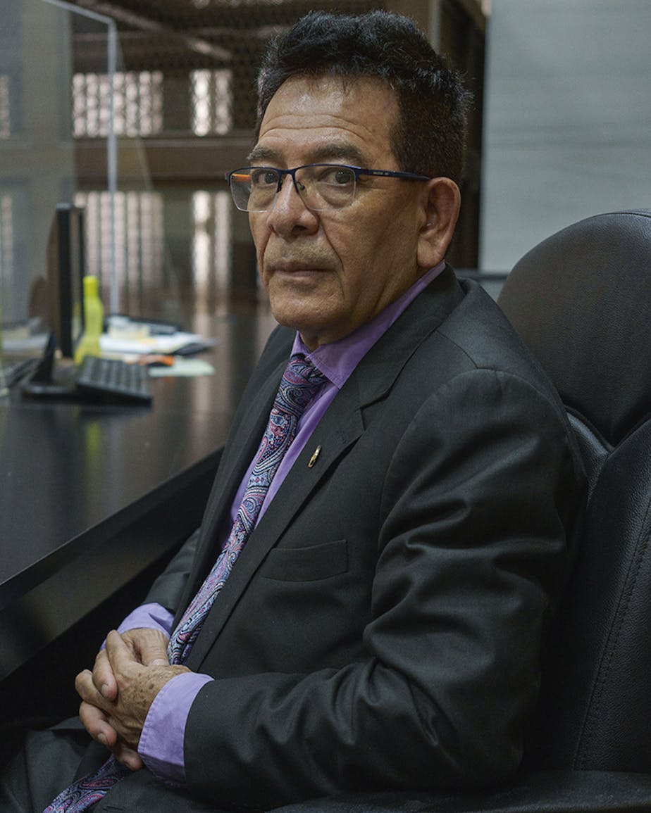 Rechter Miguel Ángel Gálvez berechtte in mei vorig jaar negen mensen voor de marteling en executie van 183 mensen tijdens de burgeroorlog in Guatemala.