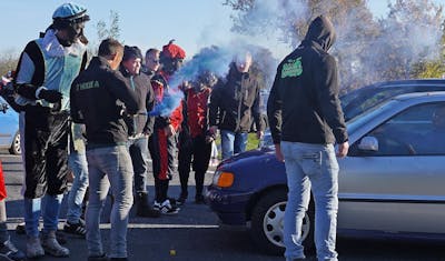 Actiegroep Kick Out Zwarte Piet (KOZP) bij Staphorst op A28 afrit tegengehouden door vijandig tegendemonstranten; er zijn aangiftes gedaan van bedreiging, vernieling en diefstal.