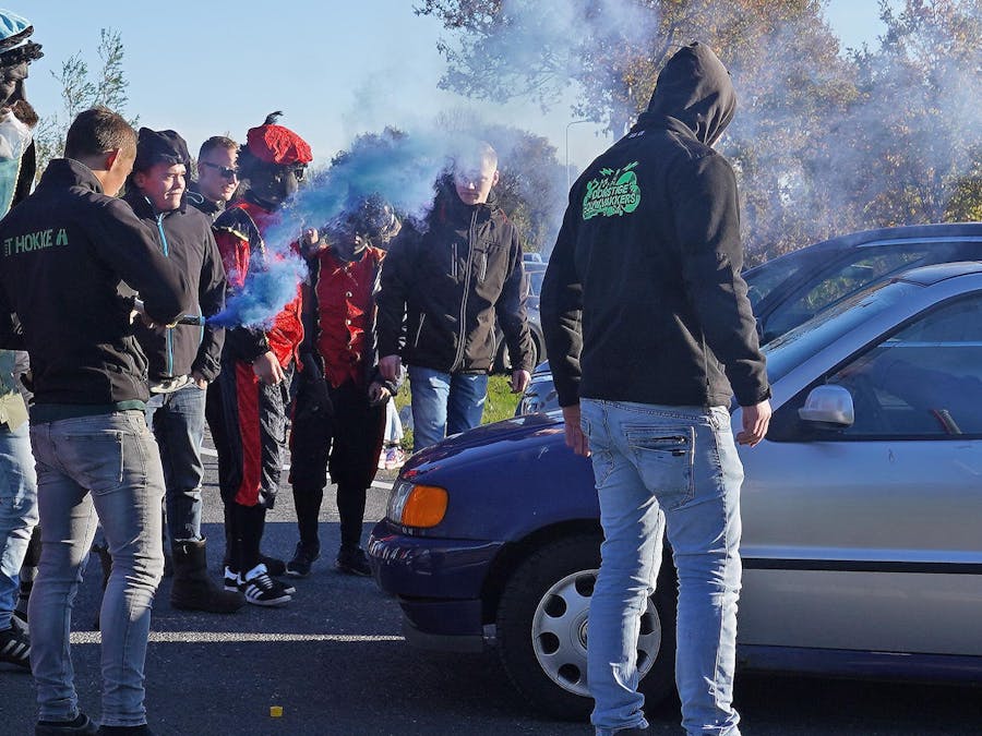 Actiegroep Kick Out Zwarte Piet (KOZP) bij Staphorst op A28 afrit tegengehouden door vijandig tegendemonstranten; er zijn aangiftes gedaan van bedreiging, vernieling en diefstal.
