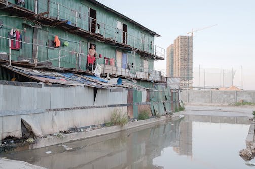 Op de uitgestrekte bouwplaatsen van Diamant­eiland werken duizenden ­arbeiders. Na vijf uur ’s middags keren ze terug naar de gammele, tijdelijke onderkomens die speciaal voor hen zijn gebouwd.