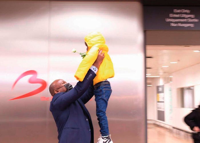 De Burundese mensenrechtenactivist Germain Rukuki werd zaterdag 5 februari 2022 eindelijk herenigd met zijn familie op Brussels Airport. Germain Rukuki werd veroordeeld tot 32 jaar gevangenisstraf voor zijn mensenrechtenwerk. Afgelopen zomer kwam hij na 4 jaar vrij. Eind 2020 kwamen massaal mensen namens hem in actie tijdens Write4Rights.