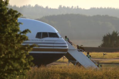 De eerste vlucht die asielzoekers het Verenigd Koninkrijk moest uitzetten naar Rwanda werd in juni vorig jaar tegen­gehouden door het Europees Hof voor de Rechten van de Mens.