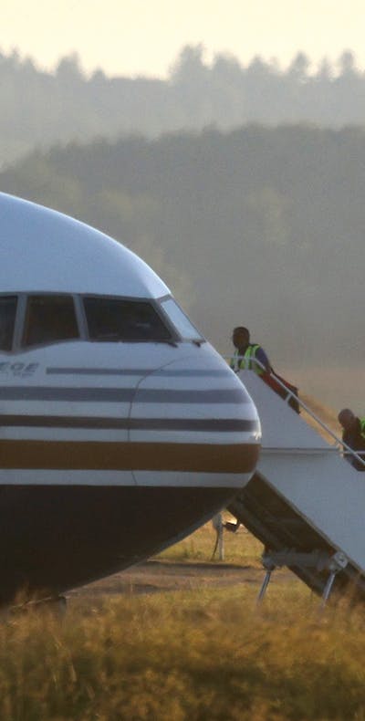 De eerste vlucht die asielzoekers het Verenigd Koninkrijk moest uitzetten naar Rwanda werd in juni vorig jaar tegen­gehouden door het Europees Hof voor de Rechten van de Mens.