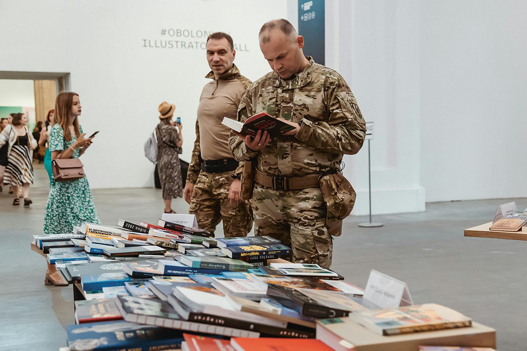 Ook militairen bezoeken het boekenfestival.