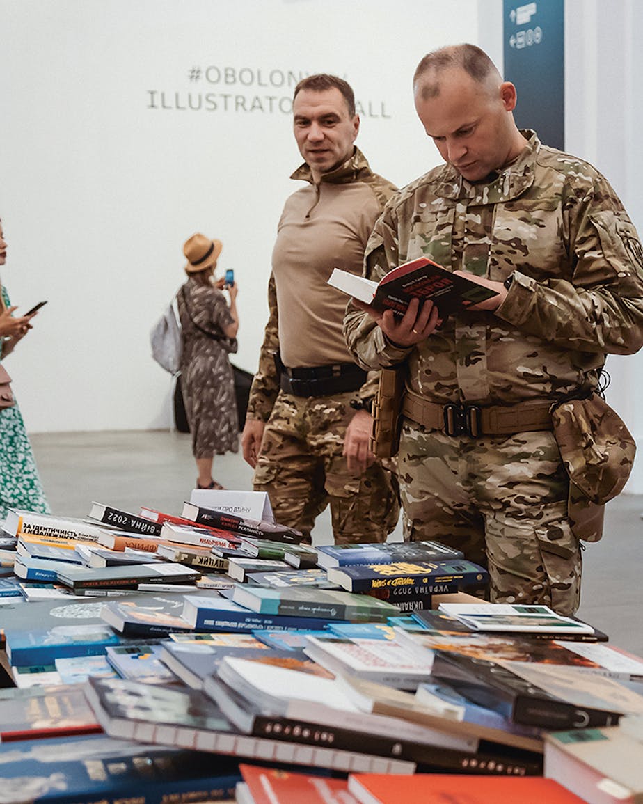 Ook militairen bezoeken het boekenfestival.