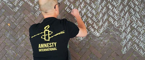 Actie voor de Iraanse ambassade in Den Haag waar op straat het aantal handtekeningen onder de petitie tegen de doodstraf werd genoteerd