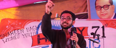Studentenactivist Umar Khalid sprak zich uit over een discriminerende wet in India. Nu zit hij al meer dan 3 jaar vast zonder rechtszaak.
