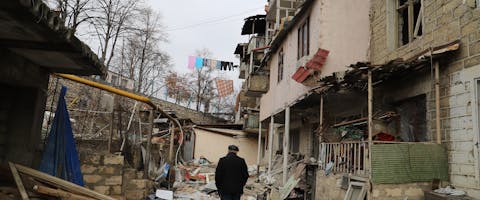 Beschadigd gebouw waar Arkadi Lalayal werd gedood door een raket die op 4 oktober 2020 door Azerbeidzjaanse troepen werd afgevuurd op Stepanakert, die in de tuin voor het gebouw landde.