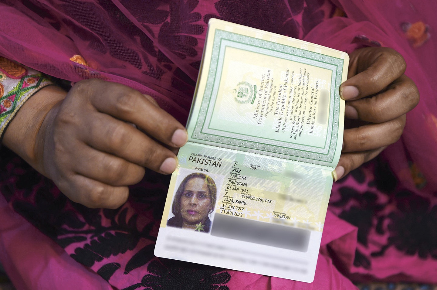 Farzana Riaz was de eerste trans vrouw in Pakistan die in 2017 een paspoort kreeg met een X erin. 