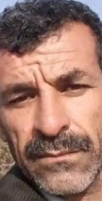 Executie dreigt voor Iraanse demonstrant Abbas Deris. Hij zou tijdens een protest een agent hebben doodgeschoten. Hij ontkent, maar werd gedwongen toch te bekennen.