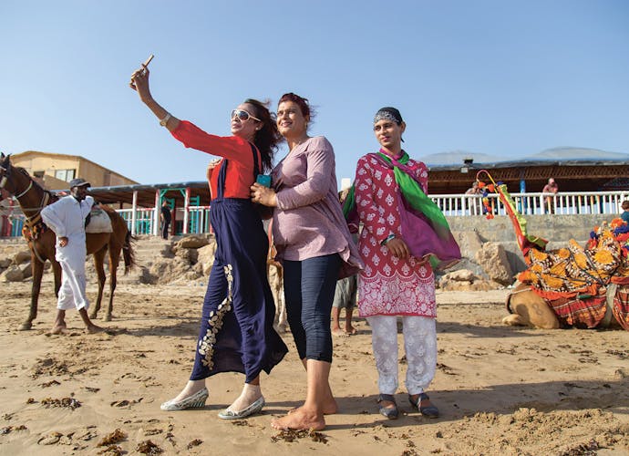 Voorafgaand aan een vrouwenmars verzamelen enkele trans vrouwen zich aan het strand van de Pakistaanse stad Karachi (2021).