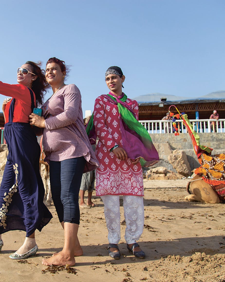 Voorafgaand aan een vrouwenmars verzamelen enkele trans vrouwen zich aan het strand van de Pakistaanse stad Karachi (2021).