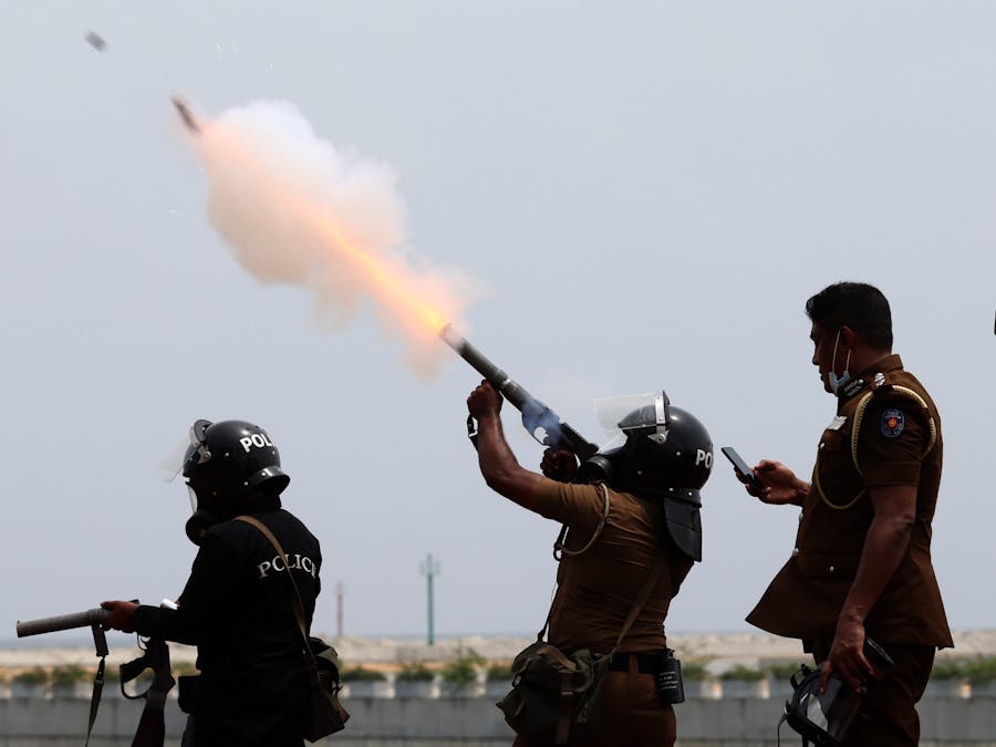 Oproerpolitie gebruikt traangas tegen demonstranten in Sri Lanka.
