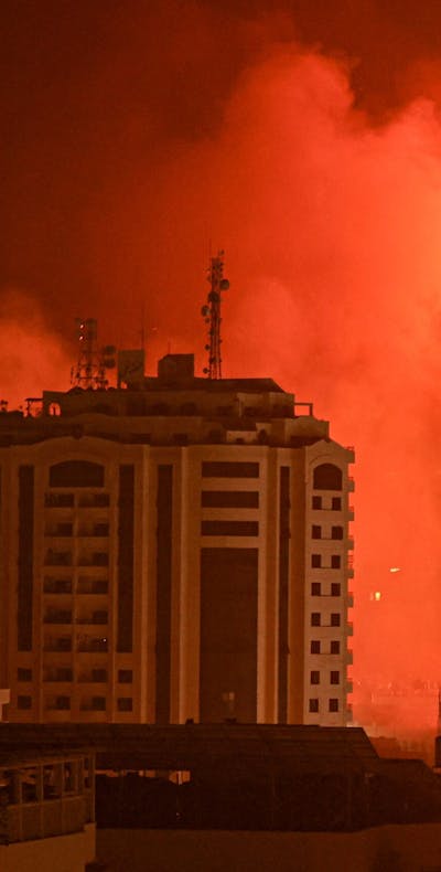Een vuurbal ontstaat door een Israëlische luchtaanval in Gaza-stad op 9 oktober 2023.