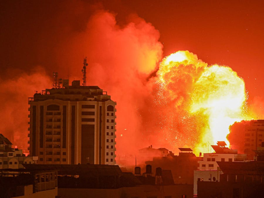 Een vuurbal ontstaat door een Israëlische luchtaanval in Gaza-stad op 9 oktober 2023.