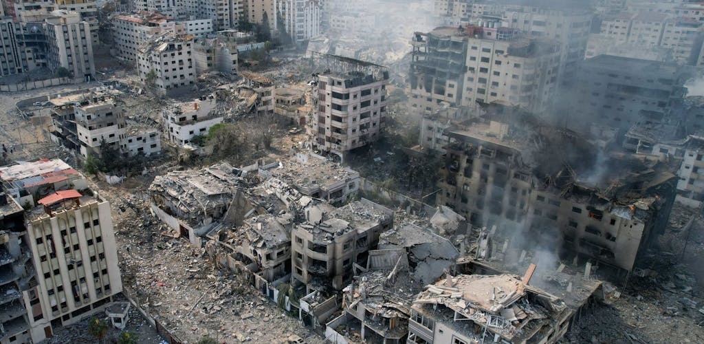 Deze luchtfoto toont zwaar beschadigde gebouwen na Israëlische luchtaanvallen in Gaza-stad op 10 oktober 2023.