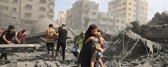 Palestijnen evacueren het gebied na een Israëlische luchtaanval op de Sousi-moskee in Gaza-stad op 9 oktober 2023